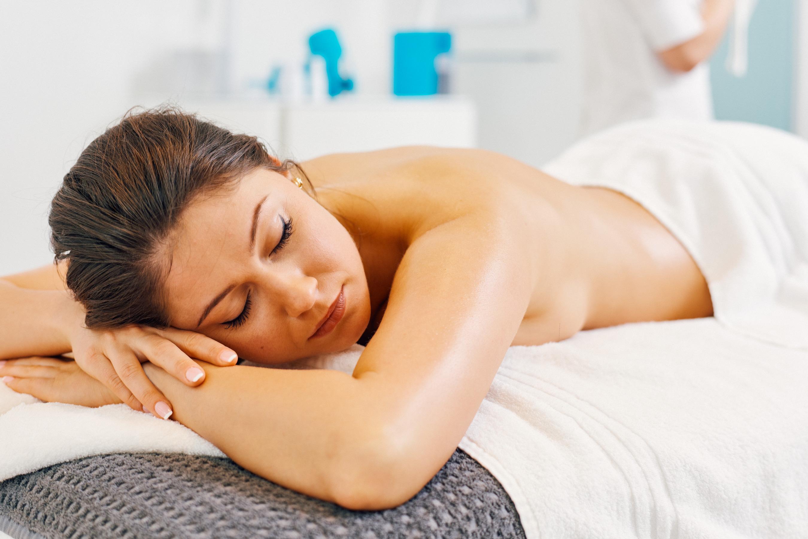 The Lowry Hotel Манчестър Екстериор снимка A woman receiving a massage