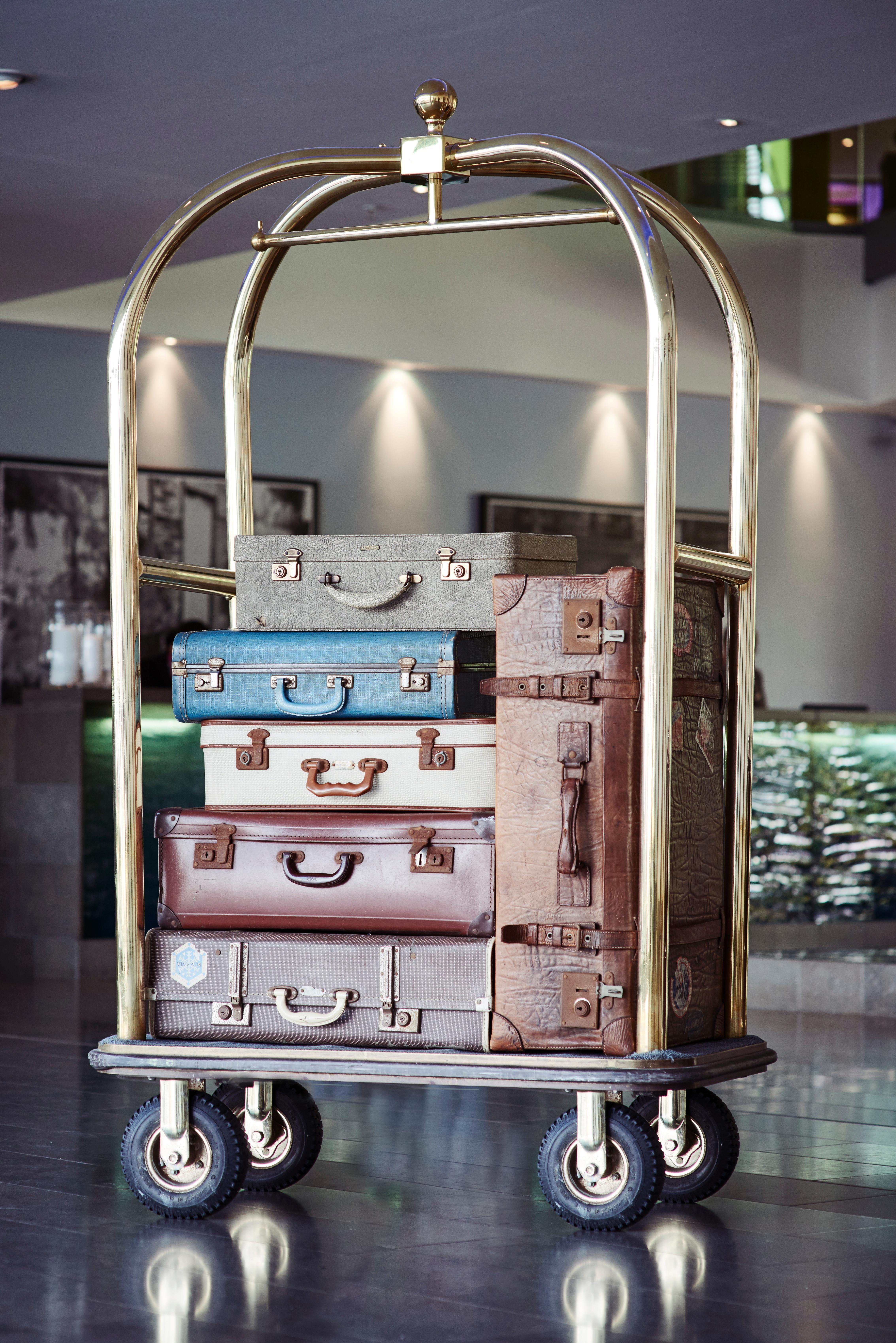The Lowry Hotel Манчестър Екстериор снимка Luggage on a cart