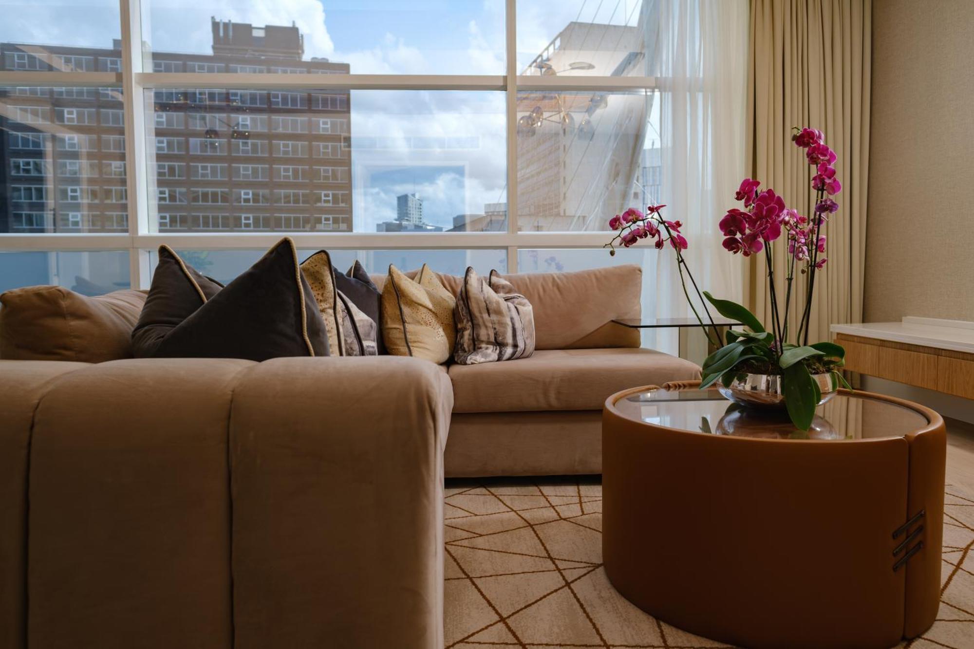 The Lowry Hotel Манчестър Екстериор снимка A living room in a luxury apartment