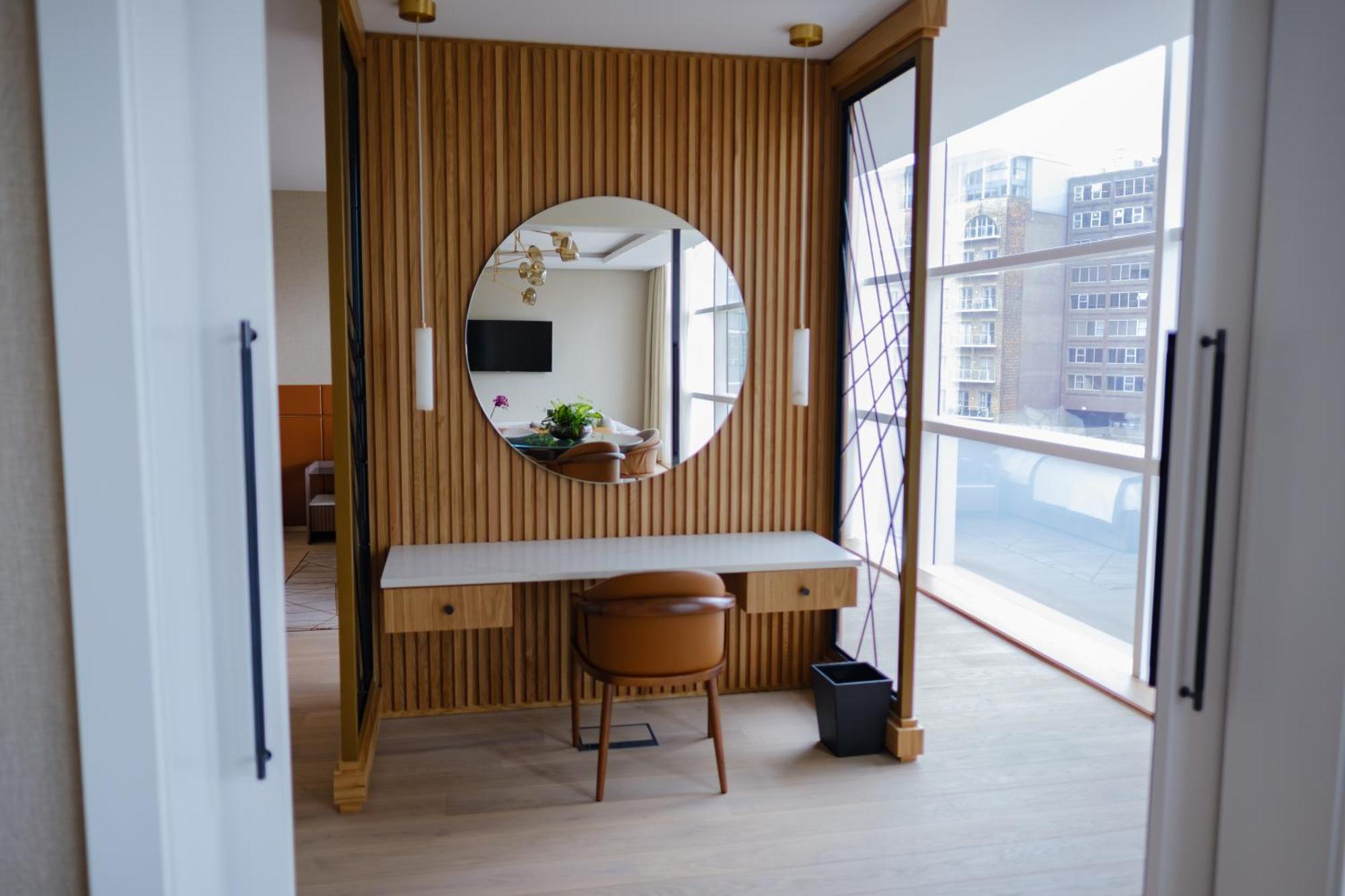 The Lowry Hotel Манчестър Екстериор снимка A dressing table in a hotel room